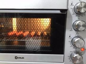 热狗送进烤箱，不用预热上下火130度10分的