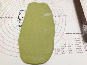 发松弛好的面团擀开，擀成长方形