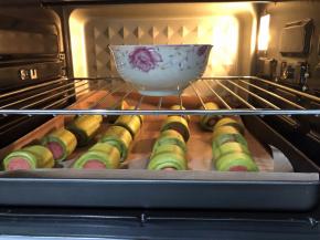 码在烤盘上，送进烤箱发酵至1.5倍大