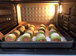 送进烤箱上火150度下火120度烤15分钟
表面装饰可按个人喜来哈