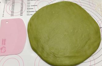 发酵好的面团拿出排气