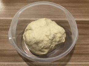 揉好放进保鲜盒送进冰箱冷藏过夜