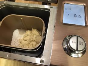 把主面团中除了黄油之外所有材料和中种混合一起，启动和面程序15分钟，揉好的状态初步扩展，可以拉出厚膜