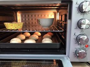 码在烤盘上送进烤箱发酵至1.5倍大