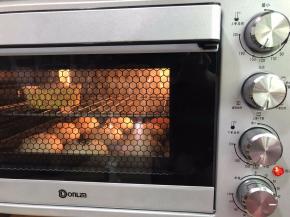 发酵好的面团喷点水，撒上黑芝麻或杏仁片
上火150度下火120度15分钟