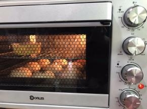 发酵好的面团喷点水，撒上黑芝麻或杏仁片
上火150度下火120度15分钟