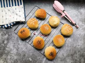 出炉用夹子夹出来放在烤网上晾凉