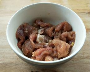 肉片用料酒，生抽，嫩肉粉，少许白糖搅拌均匀腌制一会。