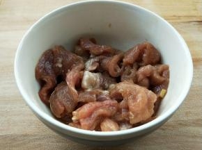肉片用料酒，生抽，嫩肉粉，少许白糖搅拌均匀腌制一会。