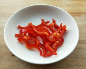 准备姜末，蒜末，红椒丝。