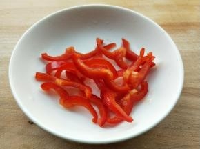 准备姜末，蒜末，红椒丝。