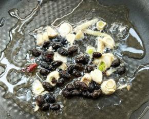 起油锅，放姜末蒜末豆豉小火煸炒出味。