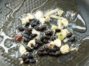 起油锅，放姜末蒜末豆豉小火煸炒出味。