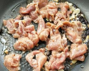 改大火，倒入肉片。