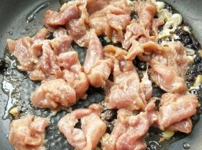 改大火，倒入肉片。