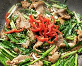 撒红椒丝，根据个人口味加适量盐和鸡精调味，关火。。