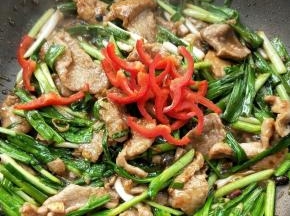 撒红椒丝，根据个人口味加适量盐和鸡精调味，关火。。