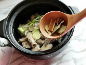 再加入香料。