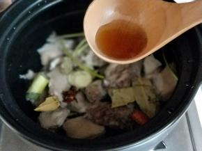 加入料酒，大火烧开转小火慢炖约90分钟。