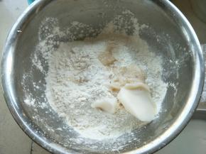 首先制作油皮，材料1全部一起，揉出比较结实的薄膜。