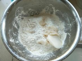 首先制作油皮，材料1全部一起，揉出比较结实的薄膜。