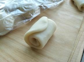 卷起。所有的都这样操作。覆盖保鲜膜。