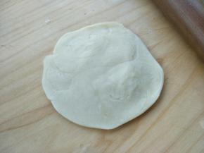 擀开圆片型，像饺子皮类似。