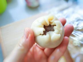 同样用虎口位子慢慢把馅包好。