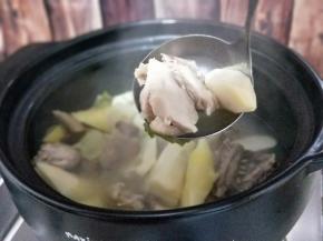 90分钟后加入切好的春笋，继续炖30分钟。调味出锅。