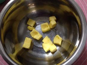 黄油室温软化（手轻易按个坑就行）