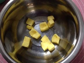 黄油室温软化（手轻易按个坑就行）