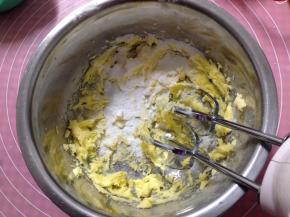 加入糖粉搅打均匀