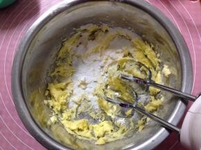 加入糖粉搅打均匀