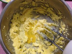 分两次加入蛋液继续打发至完全融合