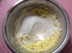 筛入低粉翻拌均匀