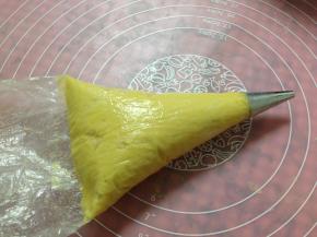 圆口裱花嘴放入裱花袋中（可以用比较小的圆嘴），装入面糊