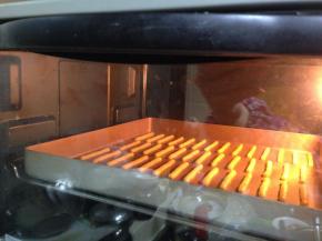 入烤箱、中层、烘烤10分钟左右拿出冷却