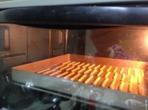 入烤箱、中层、烘烤10分钟左右拿出冷却