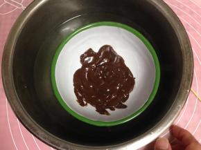 黑巧克力倒入容器中，隔热水融化