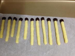 放在烘培纸上等待凝固即可