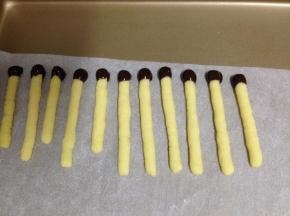 放在烘培纸上等待凝固即可
