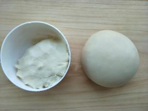 油酥和油皮分别制作好，油皮需要出膜。分别覆盖保鲜膜静置30分钟。