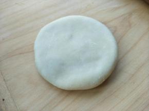 压扁。摆入烤盘。