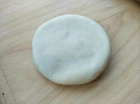 压扁。摆入烤盘。