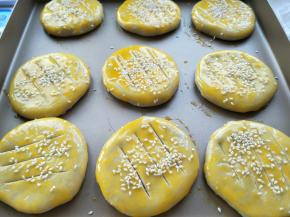 刷淡黄液，2-3次。划几道，撒芝麻。