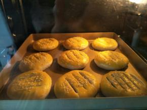 烤箱提前预热。
180度28分钟。