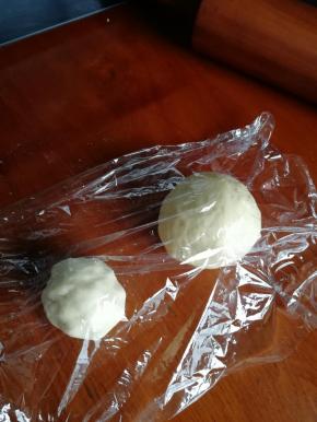 水油皮和油酥的材料混合分别用保鲜膜盖好醒10分钟