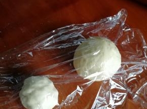 水油皮和油酥的材料混合分别用保鲜膜盖好醒10分钟