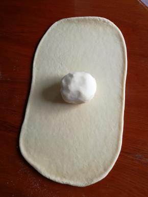 水油皮里面放上油酥