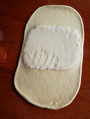 戴上一次性手套压扁油酥